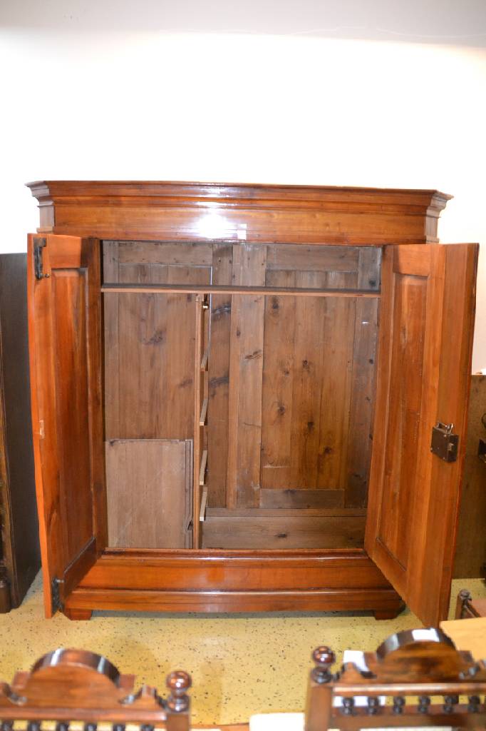 Detail b: Biedermeierschrank, deutsch, um 1820, Kirschbaum massiv, 2-türig, Ecken abgeflacht, Klassisches Innenleben, orig. Kastenschloss, ca. 199x183x63 cm