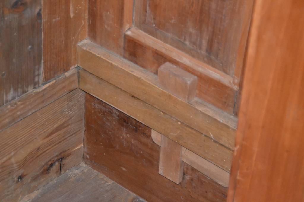 Detail d: Biedermeierschrank, deutsch, um 1820, Kirschbaum massiv, 2-türig, Ecken abgeflacht, Klassisches Innenleben, orig. Kastenschloss, ca. 199x183x63 cm