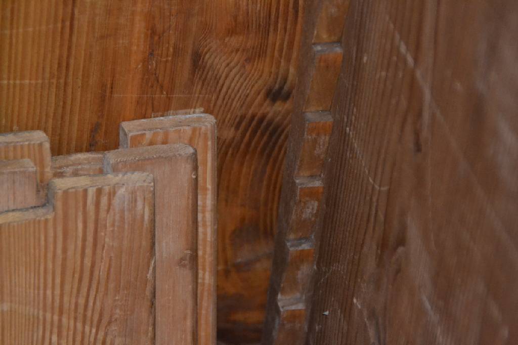 Detail e: Biedermeierschrank, deutsch, um 1820, Kirschbaum massiv, 2-türig, Ecken abgeflacht, Klassisches Innenleben, orig. Kastenschloss, ca. 199x183x63 cm
