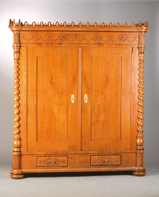 Neogotischer Spätbiedermeier-Schrank, deutsch , um 1840, Esche furniert, 2-türig, 2 Sockelschübe, Seiten mit gedrehten u. gerippten 3/4-Säulen, ...