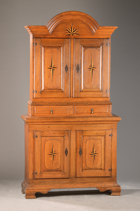 Aufsatzschrank, Eiche massiv, mit Intarsierten Sternen, Schübe dazugearbeitet, ca. 204x107x40 cm
