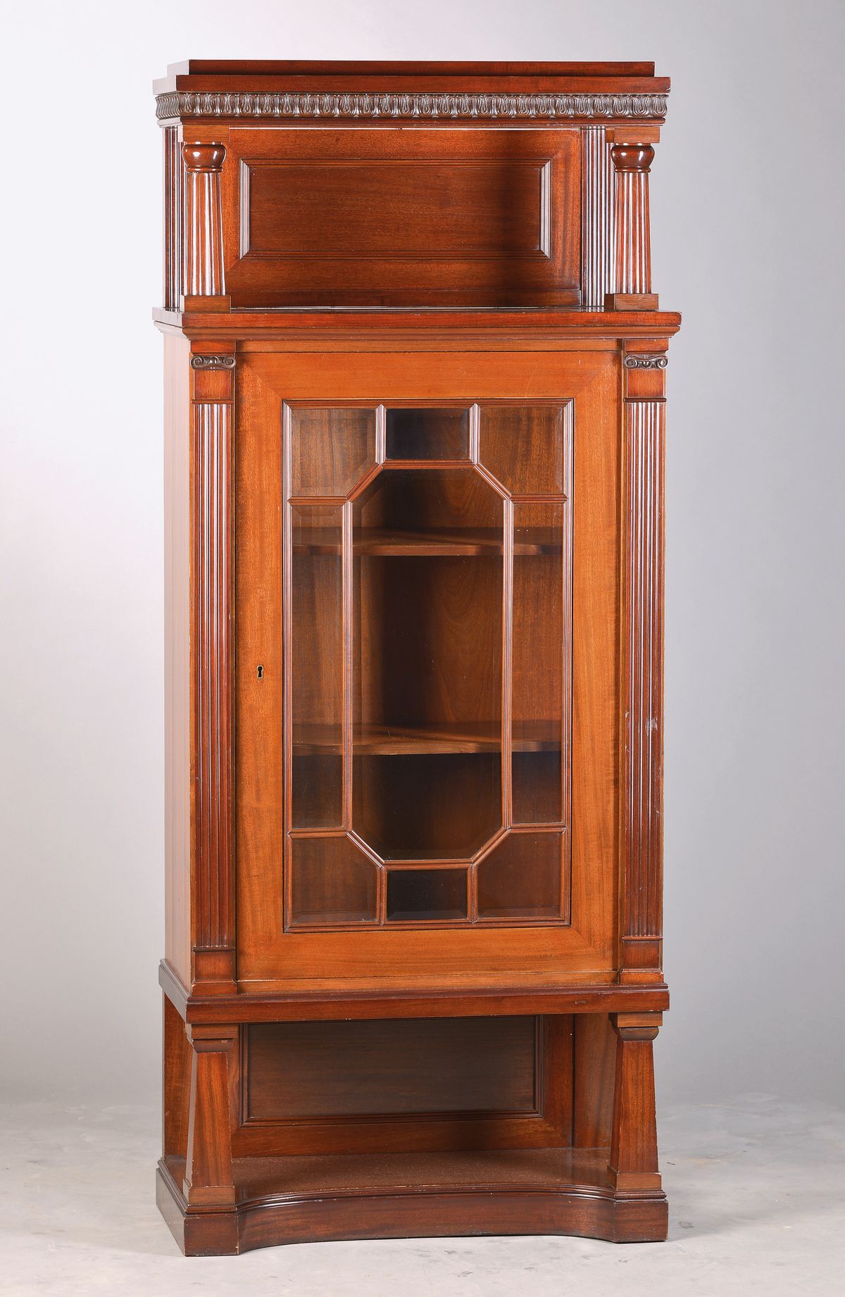 Klassizistisches Vertiko, norddeutsch / England, um 1900st. architektonisch gegliedert, kannelierte Pilaster, Stollenteil mit konischen Stützen, ...
