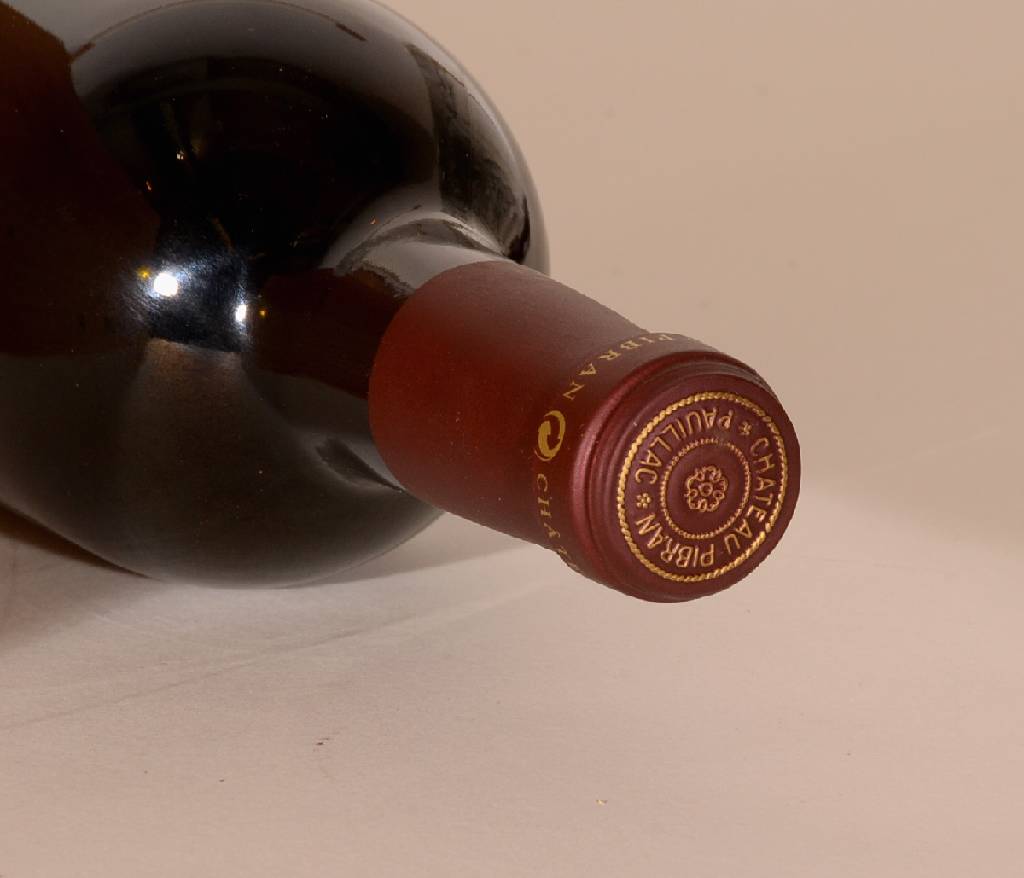 Detail d: 10 Flaschen 2005er Chateau Pibran, je ca. 75 cl, 13,5 % Vol., unverkostet, Füllstände: je ca. into neck, hervorragende Erhaltungszustände, in der ...