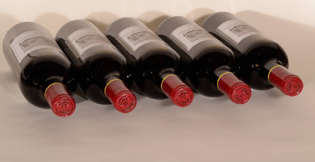 Detail b: 10 Flaschen 2005er Chateau Duhart-Milon, Domaines Barons de Rothschild (Lafite), je ca. 75 cl, 13 % Vol., unverkostet, Füllstände: je ca. into ...