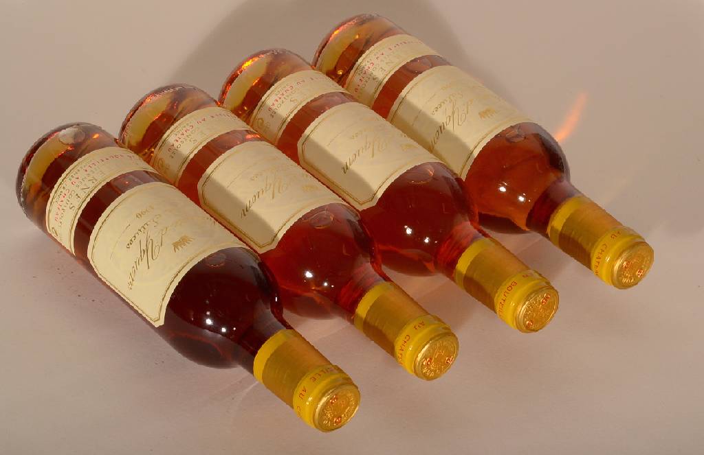 Detail b: 4 Flaschen 1990 Chateau d'Yquem Sauternes, 1er Cru Classé, je ca. 0,375 L, 13 % Vol., unverkostet, Füllstände: je into neck, hervorragende ...