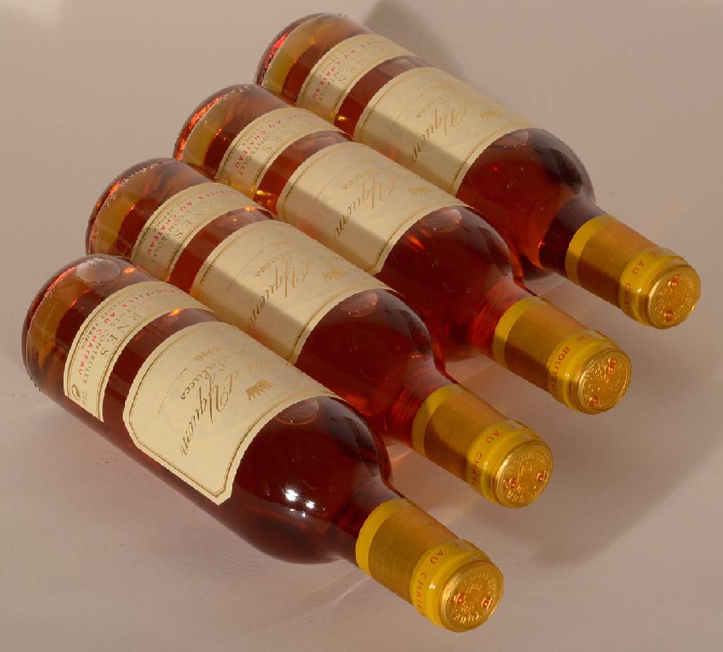 Detail c: 4 Flaschen 1990 Chateau d'Yquem Sauternes, 1er Cru Classé, je ca. 0,375 L, 13 % Vol., unverkostet, Füllstände: je into neck, hervorragende ...