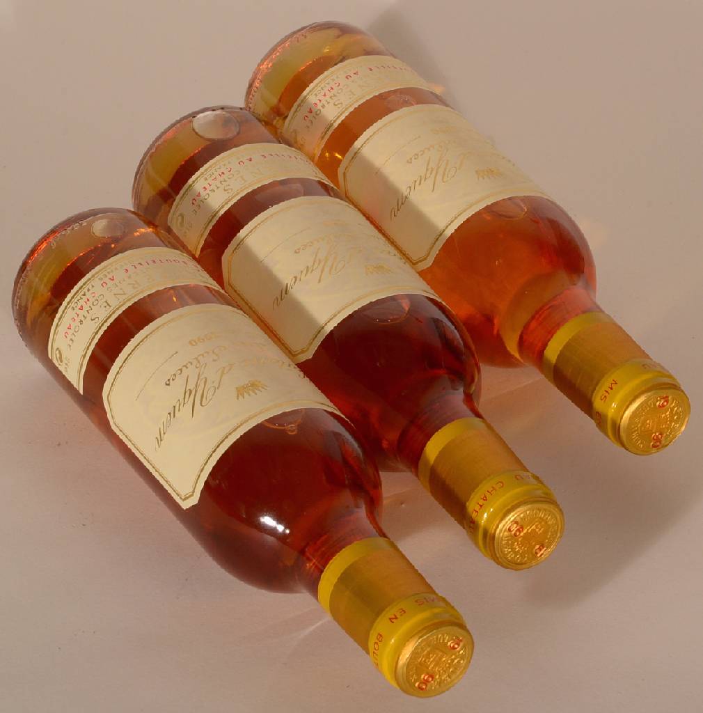 Detail b: 3 Flaschen 1990 Chateau d'Yquem Sauternes, 1er Cru Classé, je ca. 0,375 L, 13 % Vol., unverkostet, Füllstände: je into neck, hervorragende ...