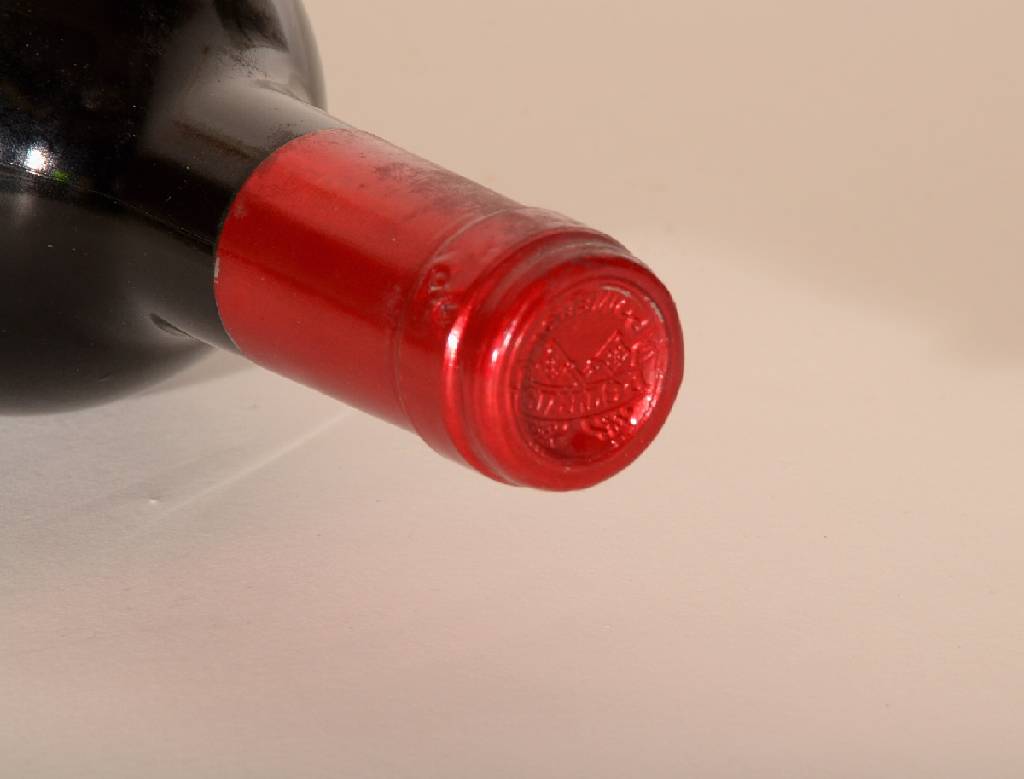 Detail b: 1 Flasche 1988 Chateau Petrus, Pomerol, ca. 75 cl, 12,5 % Vol., Füllstand: top shoulder, unverkostet, hervorragender Erhaltungszustand, sehr selten ...