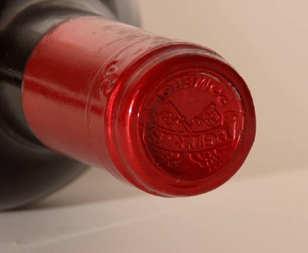Detail c: 1 Flasche 1988 Chateau Petrus, Pomerol, ca. 75 cl, 12,5 % Vol., Füllstand: top shoulder, unverkostet, hervorragender Erhaltungszustand, sehr selten ...