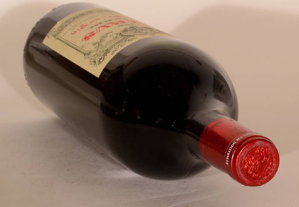 Detail c: 1 Magnumflasche 1985 Chateau Petrus, Pomerol, 12,6 % Vol., ca. 150 cl, Füllstand: ca. into neck, unverkostet, sehr guter Erhaltungszustand, sehr ...