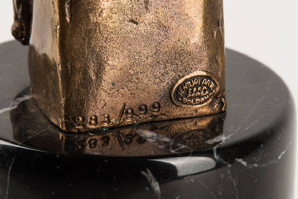 Detail c: Arno Breker, 1900-1991, Büste Salvador Dali,Bronzeskulptur auf Marmorsockel, 1974/75, sign., num. 283/999, Gießerstempel Venturi Arte, Bronze ca. ...