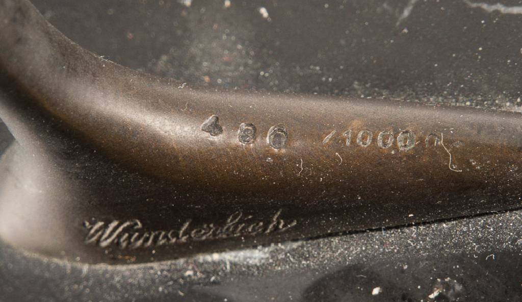 Detail a: Paul Wunderlich, 1927-2010, Kleine Nike, Bronzeskulptur auf schwarzem Marmorsockel, sign., num. 480/1000, Gießerstempel Cerapersa Venturi, H. 47 cm, ...