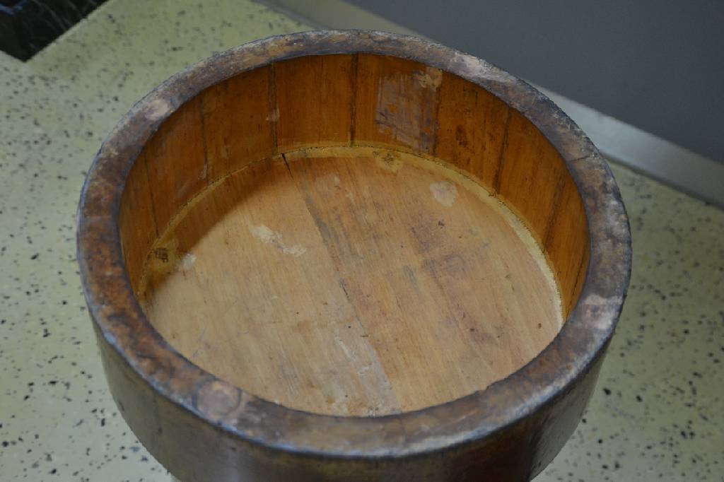 Detail d: Paar Trommelschränkchen, auch als Nachtschränkchen verwendbar, süddeutsch, um 1820/30, Mahagonifurnier, je 1-türig mit Marmorplatte u. ...