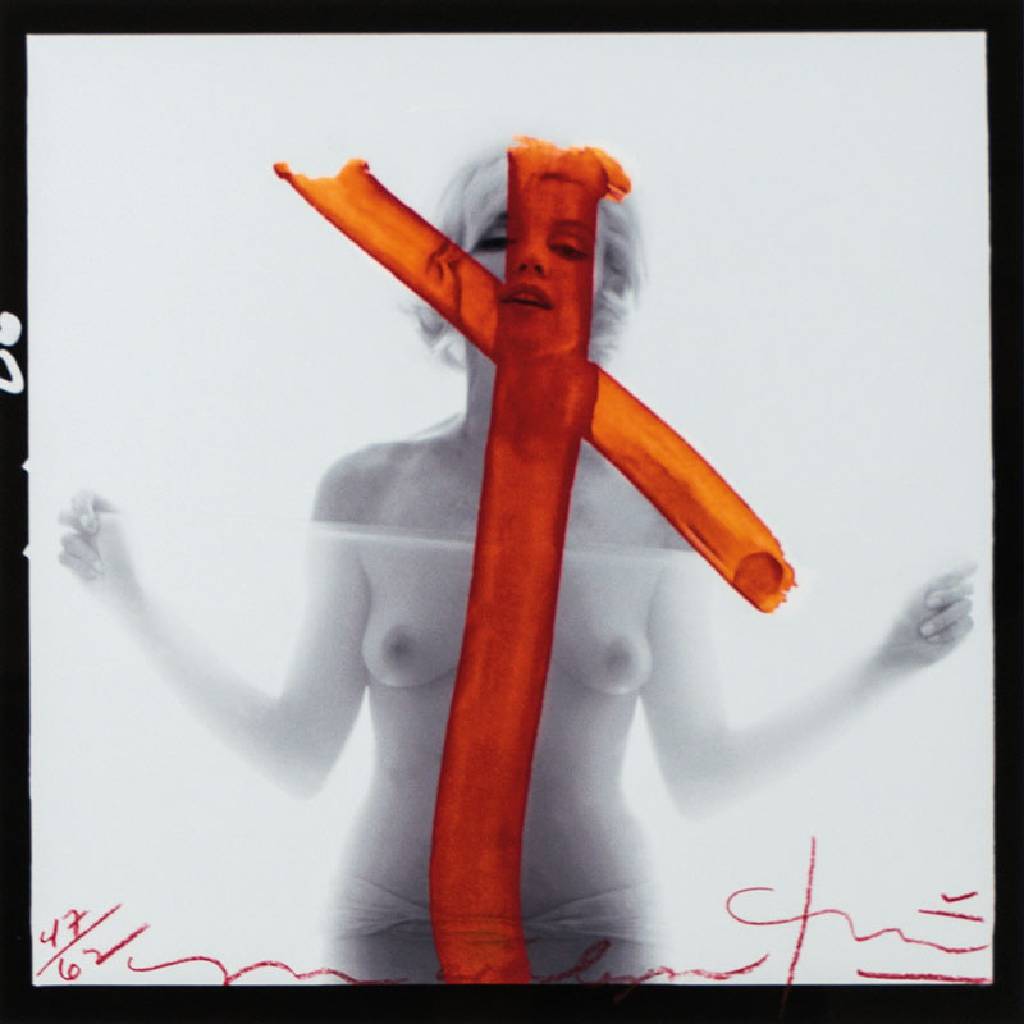 Bert Stern, 1929-2013, Marilyn Crucifix II, Fotografie/Iris-Print, handsign., num. 47/62 cm, Aufnahme aus 1962, Blattgr. 48x33 cm, unter Glas ...