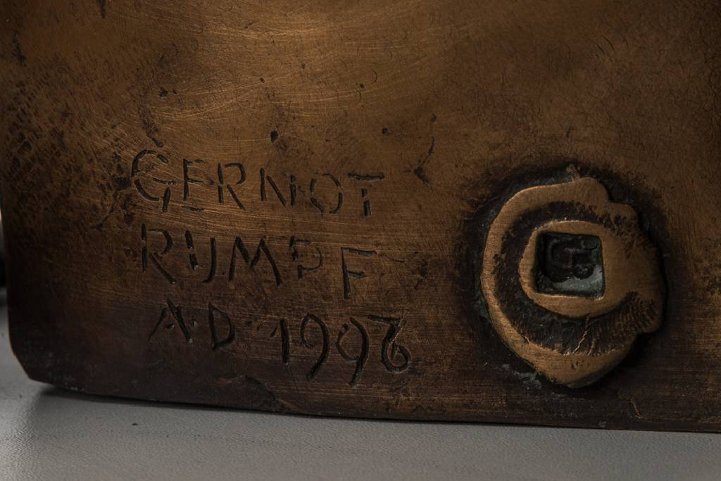 Detail c: Gernot Rumpf, geb. 1941, Einhorn- Frauenbüste, zweiteilige Bronzeskulptur, Unikat, monogram., mit Gießerstempel, Höhe der Frauenbüste 12 cm, ...