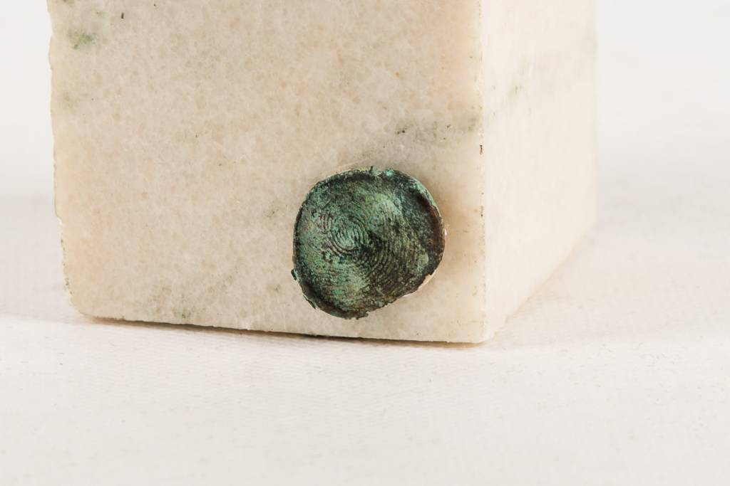 Detail b: Laszlo Taubert, geb. 1966, abstrakter Männerakt, Bronzeskulptur auf Marmorsockel, sign. mit Fingerabdruck, Unikat, aus 1994/ 1995, Provenienz: ...