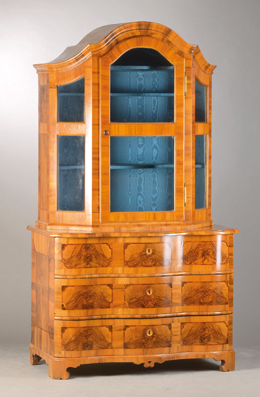 Aufsatzvitrine, Sachsen, wohl Dresden, um 1750/60, Nussbaumfurnier, Weichholzkorpus, Kommode 3-schübig u. doppelt geschweift, Aufsatz 3-seitig ...