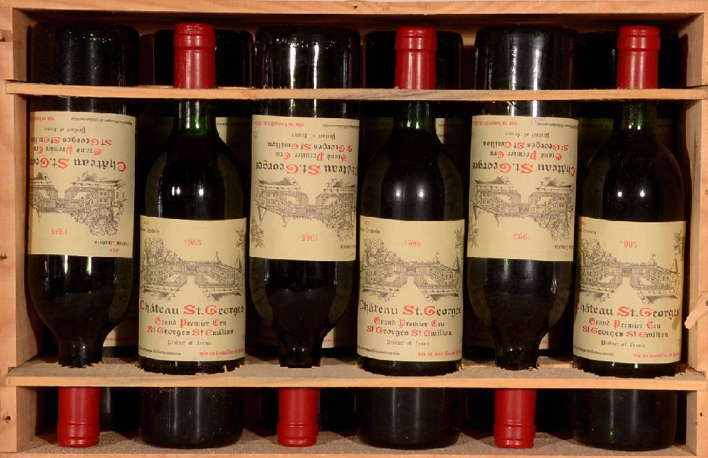12 Flaschen 1985 Chateau Saint Georges, St. Georges-St. Emilion, je ca. 75 cl, unverkostet, Füllstände: 10x topshoulder & 2x upper mid shoulder, 2 ...
