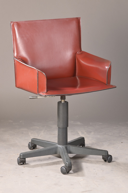 Schreibtisch-Stuhl, De Couro from Brazil, 80er Jahre,, Ledersitz mit 5-Rollen-Kunststoff-Fuß, H. ca. 83 cm, Sh. ca. 42 cm, auf Unterseite markiert,