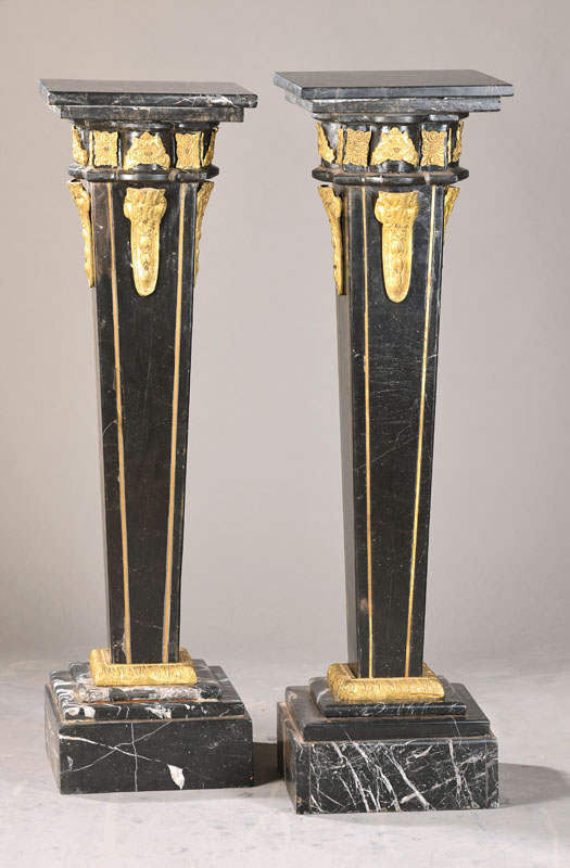 Paar konische Marmorsäulen, nach klassizistischem Vorbild, 20.Jh., Stiltypischer Messingbeschlag, Sockel vielfach getreppt, H. ca. 103 cm, Platte ...