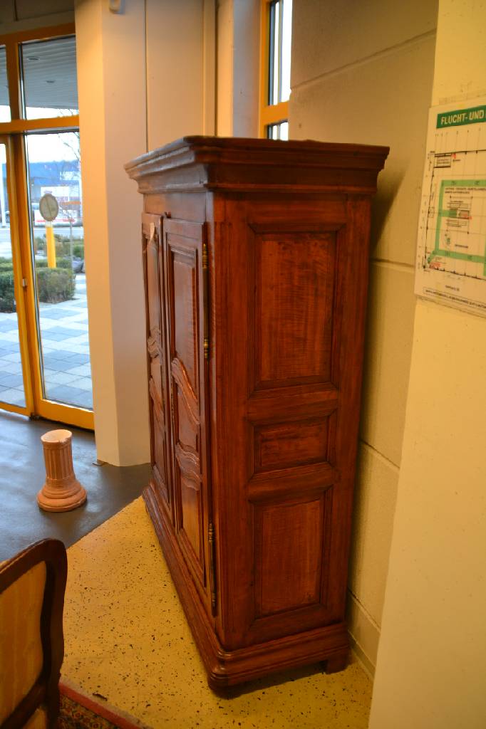 Detail b: Selten kleiner Barockschrank, wohl Elsaß mit st. Nähe zur Pfalz, um 1780/90, Kirschbaum massiv, 2-türig, regionstypische geschweifte ...