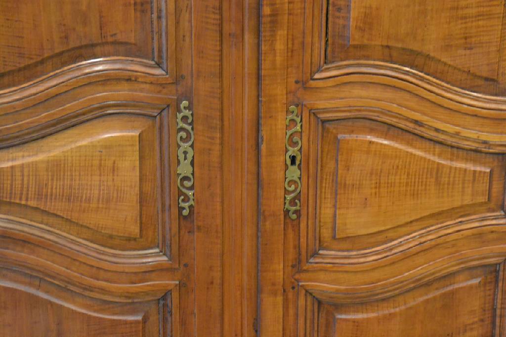 Detail c: Selten kleiner Barockschrank, wohl Elsaß mit st. Nähe zur Pfalz, um 1780/90, Kirschbaum massiv, 2-türig, regionstypische geschweifte ...