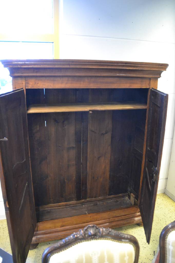 Detail d: Selten kleiner Barockschrank, wohl Elsaß mit st. Nähe zur Pfalz, um 1780/90, Kirschbaum massiv, 2-türig, regionstypische geschweifte ...
