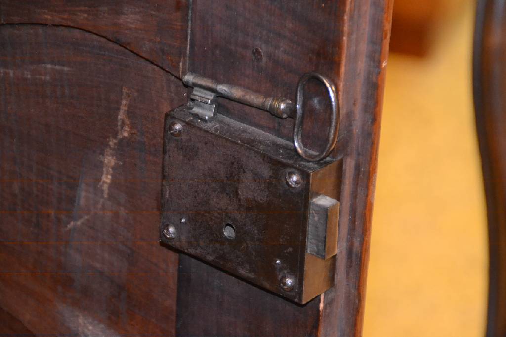 Detail e: Selten kleiner Barockschrank, wohl Elsaß mit st. Nähe zur Pfalz, um 1780/90, Kirschbaum massiv, 2-türig, regionstypische geschweifte ...