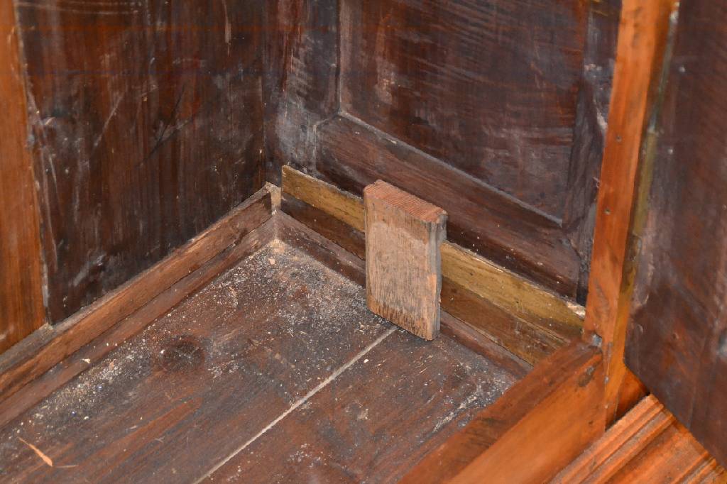 Detail f: Selten kleiner Barockschrank, wohl Elsaß mit st. Nähe zur Pfalz, um 1780/90, Kirschbaum massiv, 2-türig, regionstypische geschweifte ...