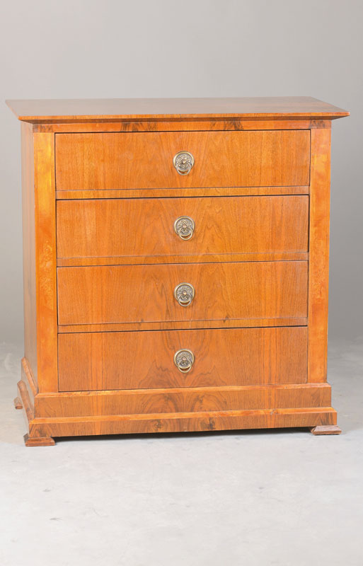 Kommode, wohl Österreich, um 1850, Nussbaum furniert, Weichholzkorpus, 4-schübig, Korpus restauriert, wohnfertig, ca. 82x80x44 cm