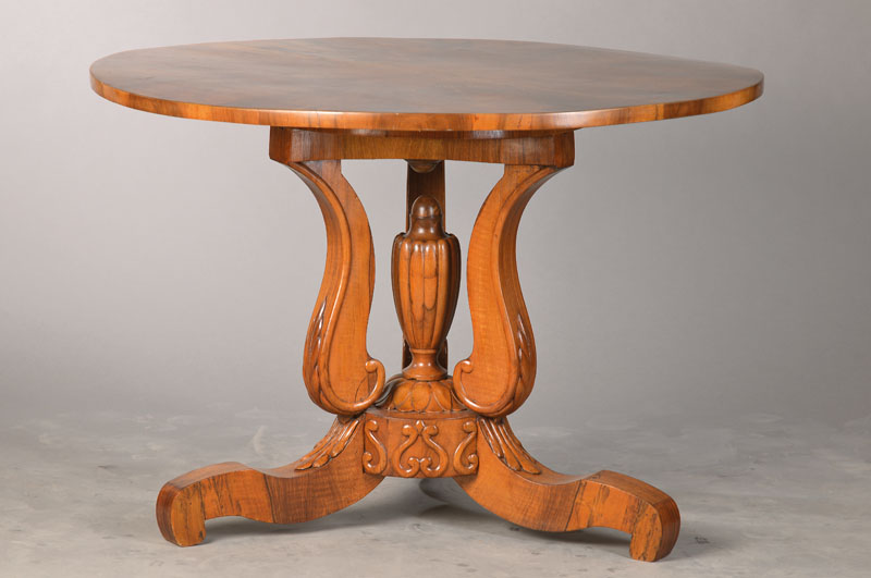 Salontisch, süddeutsch, um 1845/50, Nussbaum massiv u. furniert, zargenlose restaurierte Platte mit radialem Furnier, 3 Ausleger vielfach geschweift ...