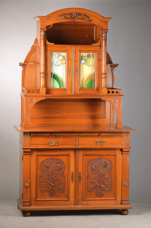 Aufsatzbuffet im Floralismus-Jugendstil, deutsch, um 1905/10, Nussbaum massiv, Unterteil 2-türig u. 2-schübig mit floral beschnitzten ...