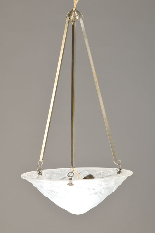 Art-Deco-Deckenlampe, wohl Frankreich, 30er Jahre, dünnwandiges Metallgestänge mit vielfach in abstraktem Dekor geschliffener Schale, 1 Brennstelle ...