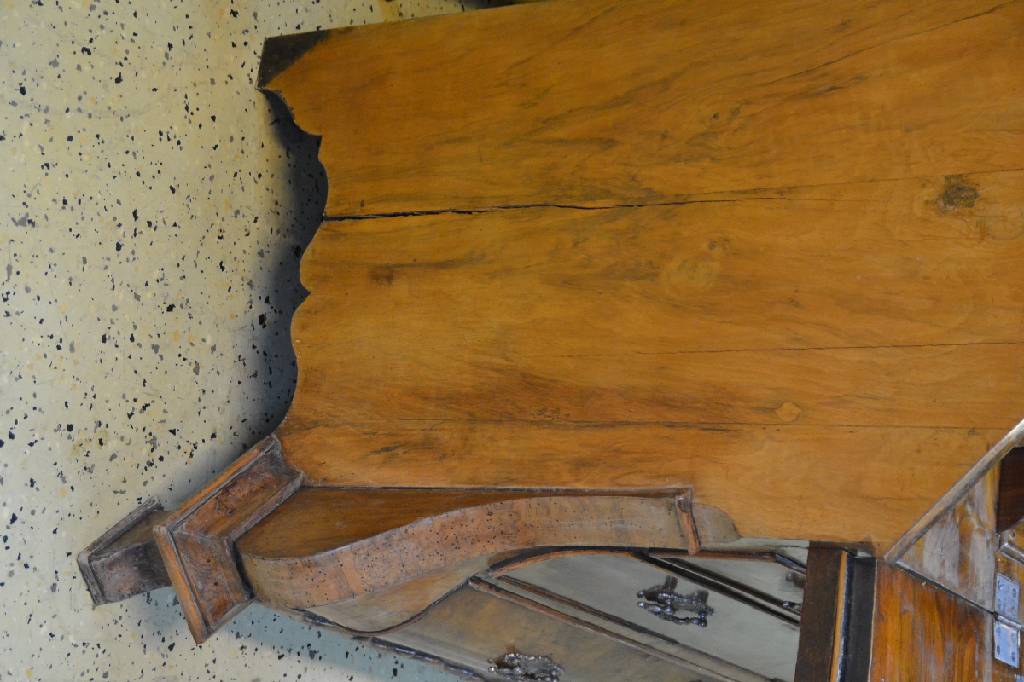Detail e: Schrägklappensekretär, Niederlande, um 1880, Nussbaumfurnier bzw. Wurzelholzfurnier auf Kreuzfuge verlegt, stark bombierter Korpus, 4 der ...