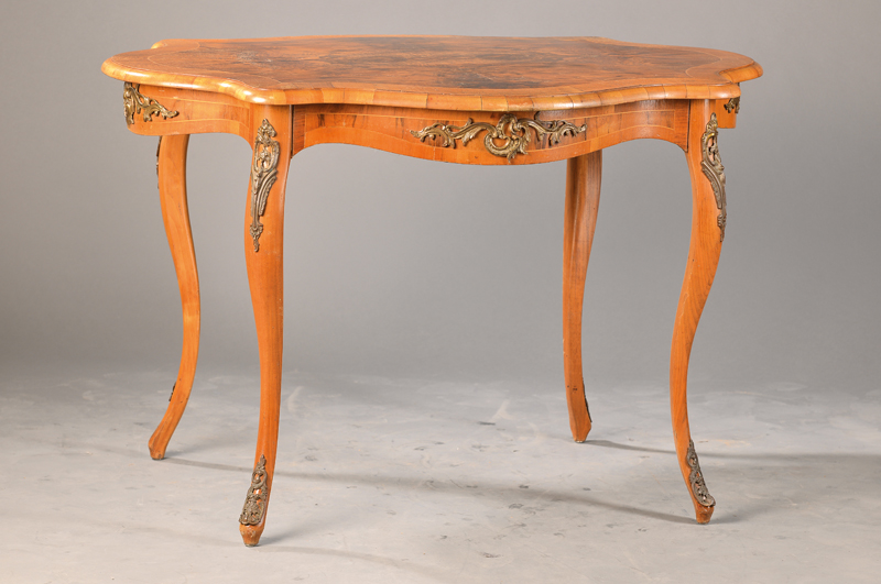 Salontisch, sog. Console de milieu, im Dresdner Barockstil, um 1880, Nussbaumfurnier mit stilüblichen Wurzelnussfeldern u. Rokoko- Messingbeschlag, ...