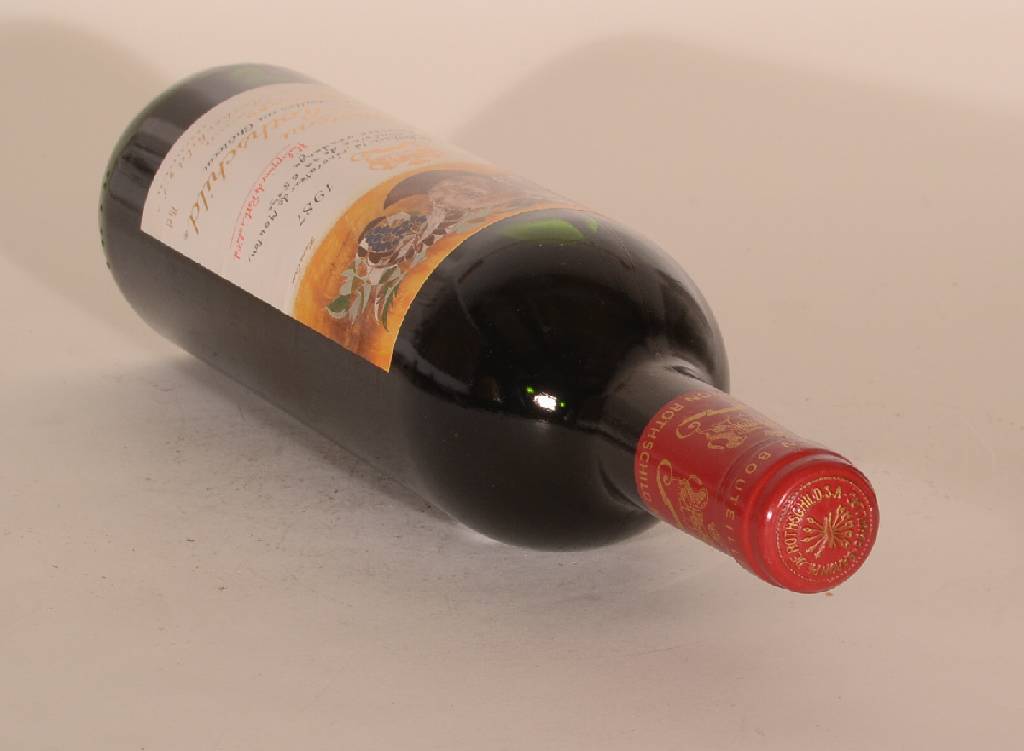 Detail a: 1 Flasche 1987 Chateau Mouton Rothschild, Pauillac, Premier Grand Cru Classe, ca. 75 cl, 12 % Vol., Füllstand: ca. into neck, unverkostet, sehr ...