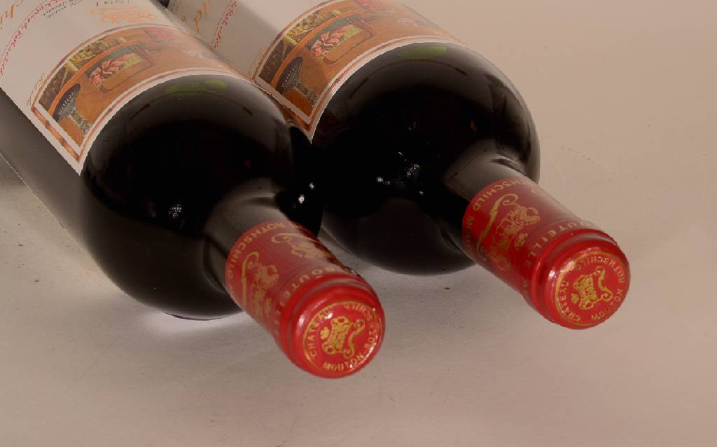 Detail a: 2 Flaschen 1991 Chateau Mouton Rothschild, Pauillac, Premier Grand Cru Classe, je ca. 75 cl, 12,5 % Vol., Füllstände: je ca. into neck,unverkostet, ...