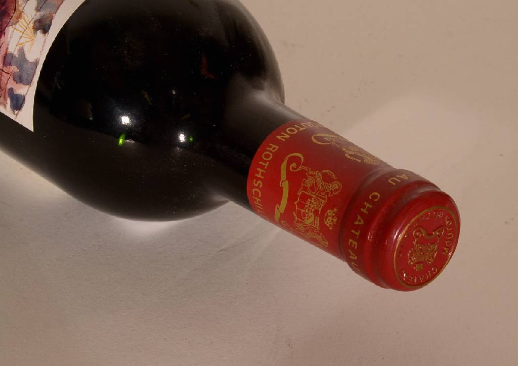 Detail a: 1 Flasche 1992 Chateau Mouton Rothschild, Pauillac, Premier Grand Cru Classe, ca. 75 cl,12,5 % Vol., Füllstand: ca. into neck, unverkostet, sehr ...
