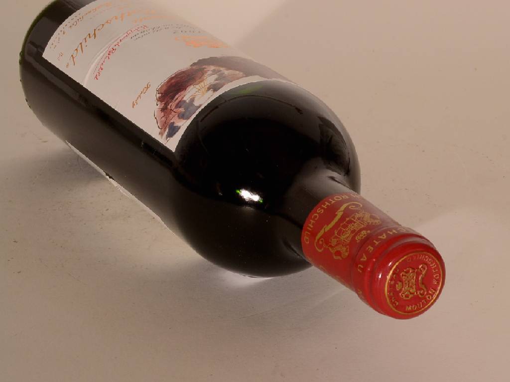 Detail a: 1 Flasche 1992 Chateau Mouton Rothschild, Pauillac, Premier Grand Cru Classe, ca. 75 cl,12,5 % Vol., Füllstand: ca. into neck unverkostet, sehr ...
