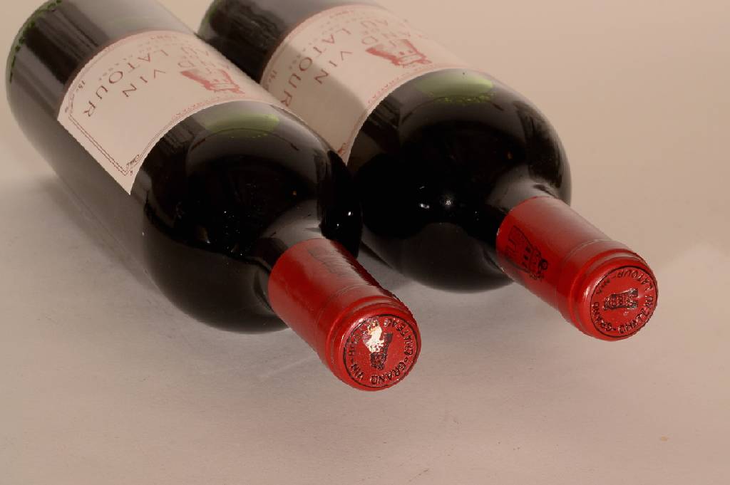 Detail a: 2 Flaschen 1981 Chateau Latour, Pauillac, Premier Grand Cru Classe, je ca. 75 cl, je ca. top shoulder, unverkostet, sehr gute Erhaltungszustände, im ...