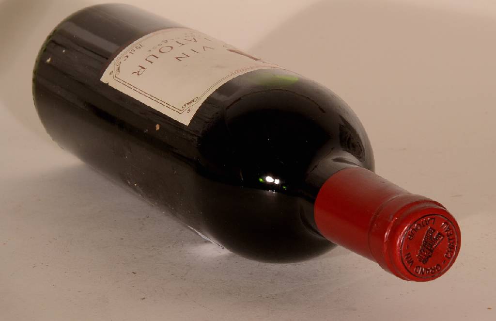 Detail c: 1 Flasche 1986 Chateau Latour, Pauillac Premier Grand Cru Classe, ca. 75 cl, 12,5 % Vol., Füllstand: ca. top shoulder, unverkostet, Etikett l. ...