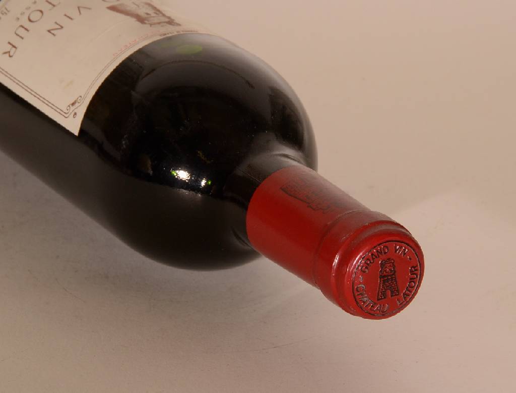 Detail a: 1 Flasche 1986 Chateau Latour, Pauillac, Premier Grand Cru Classe, ca. 75 cl,12,5 % Vol., Füllstand: ca. into neck unverkostet, sehr guter ...