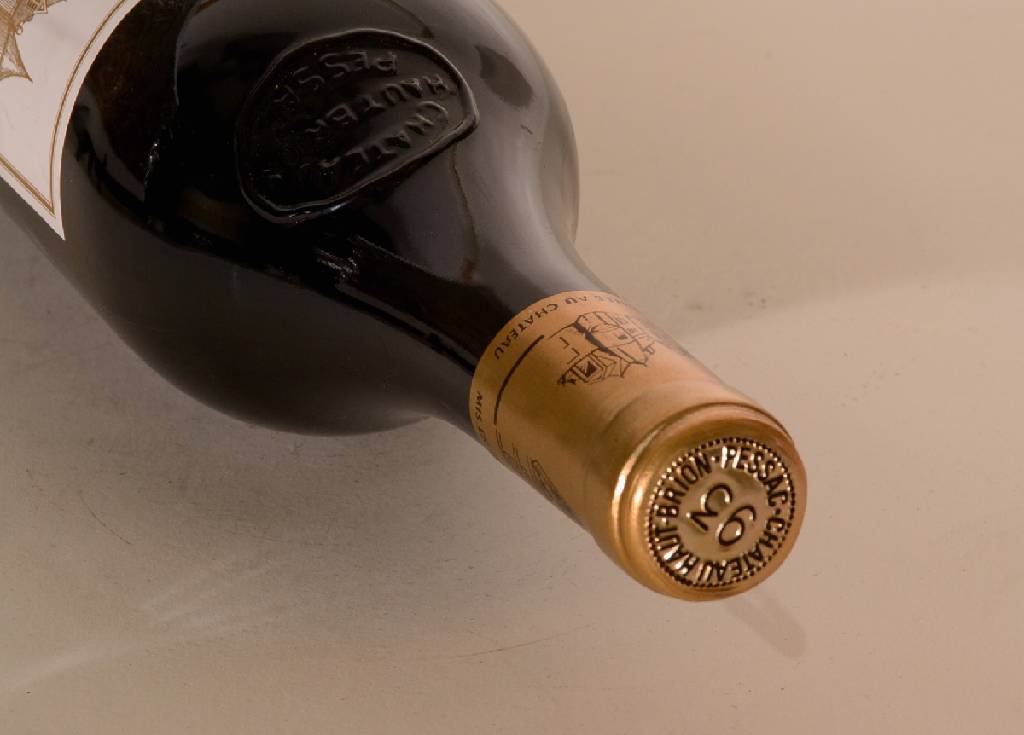 Detail a: 1 Flasche 1993 Chateau Haut Brion, ca. 75 cl, 12,5 % Vol., Abstand zwischen Kapsel und Wein: ca. 1 cm, unverkostet, sehr guter Erhaltungszustand