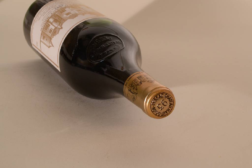 Detail a: 1 Flasche 1993 Chateau Haut Brion, ca. 75 cl, 12,5 % Vol., Abstand zwischen Kapsel und Wein: ca. 1 cm, unverkostet, sehr guter Erhaltungszustand