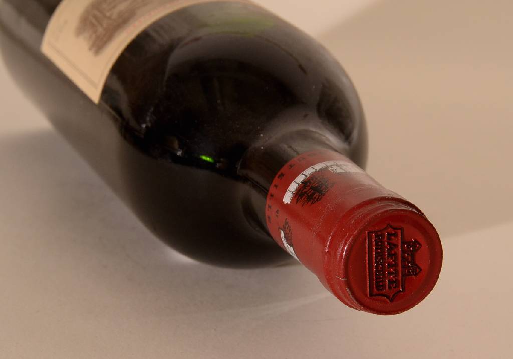 Detail b: 1 Flasche 1988 Chateau Lafite Rothschild, Pauillac, ca. 75 cl, 12,5 & Vol., Füllstand: ca. top shoulder, unverkostet, sehr guter Erhaltungszustand, ...