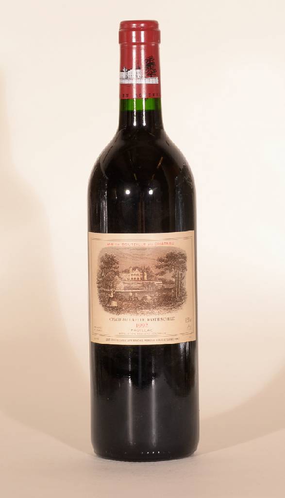 1 Flasche 1992 Chateau Lafite Rothschild, Pauillac, ca. 75 cl, 12,5 % Vol., Füllstand: ca. into neck, unverkostet, sehr guter Erhaltungszustand