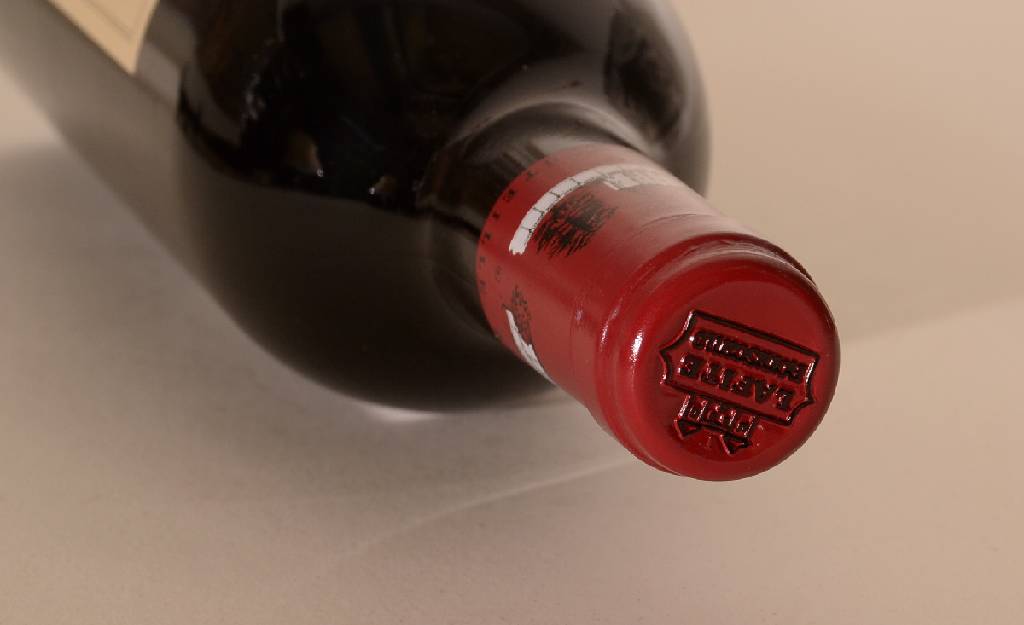 Detail b: 1 Flasche 1992 Chateau Lafite Rothschild, Pauillac, ca. 75 cl, 12,5 % Vol., Füllstand: ca. into neck, unverkostet, sehr guter Erhaltungszustand