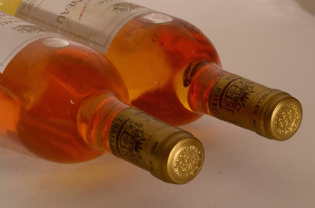 Detail b: 2 Flaschen 1986 Chateau De Rayne Vigneau Sauternes, Premier Grand Cru, je ca. 75 cl, 14 % Vol., Füllstände: je ca. into neck, unverkostet, sehr ...
