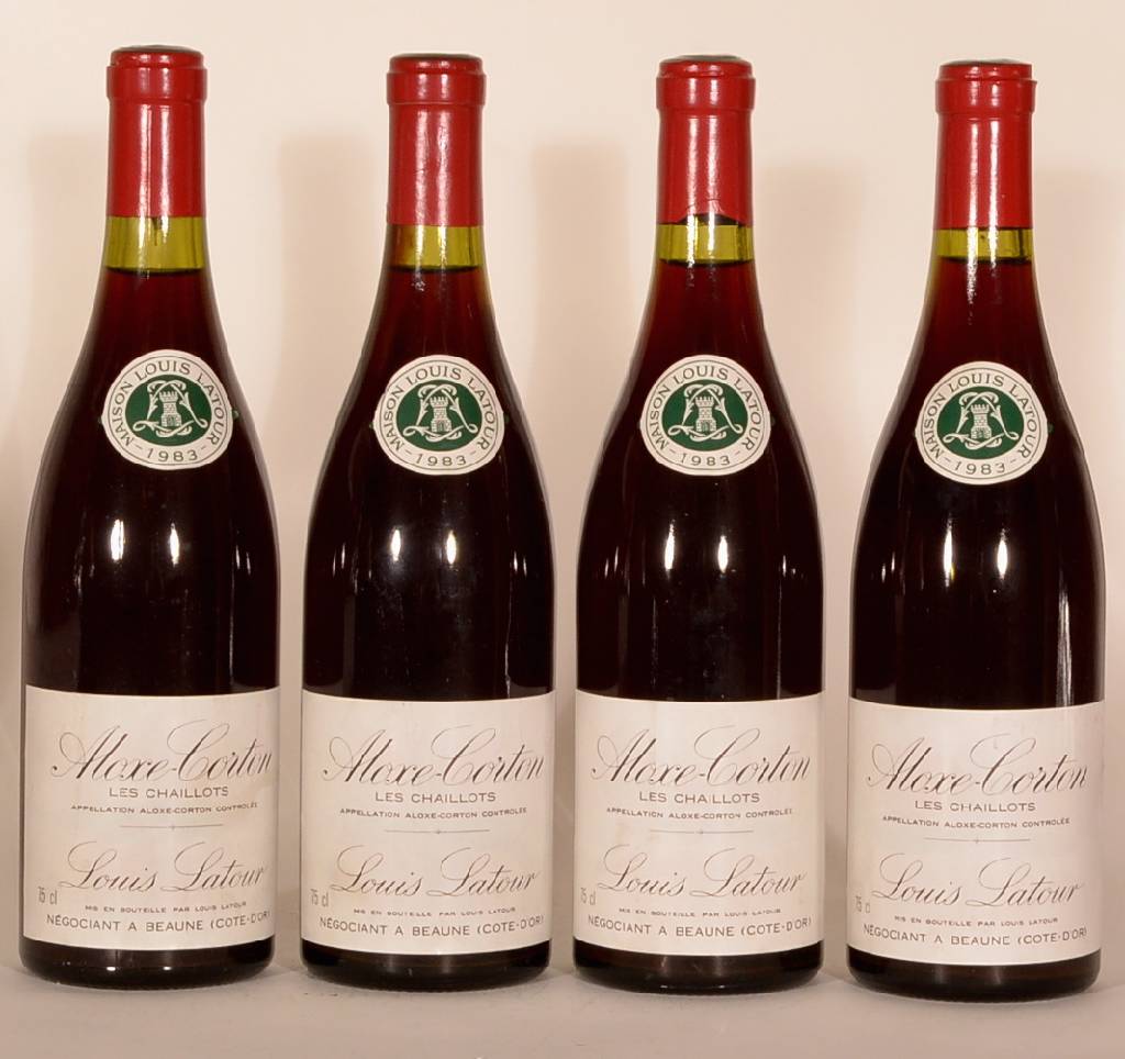 4 Flaschen 1983 Aloxe-Corton Louis Latour Les Chaillots, je ca. 75 cl, Abstand zwischen Kapsel und Wein: ca. 0,5 bis 1,5 cm, unverkostet, sehr gute ...