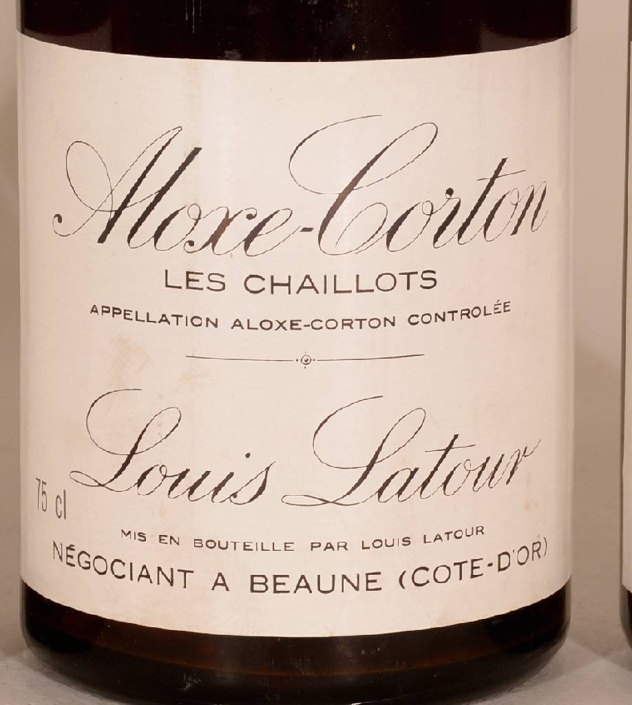 Detail a: 4 Flaschen 1983 Aloxe-Corton Louis Latour Les Chaillots, je ca. 75 cl, Abstand zwischen Kapsel und Wein: ca. 0,5 bis 1,5 cm, unverkostet, sehr gute ...